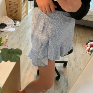 Klänning/kjol - En blå/vit blommig klänning men som jag föredrar att ha som kjol under en stickad tröja som jag har på bilderna! Den är allting använd och kommer från SHEIN!