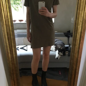 Klänning/ Longline T-Shirt från Weekday - Klänning/ T-Shirt från Weekday. Storlek: M Material: 100% bomull Behöver strykas men annars mycket bra skick!  Se alla bilder för att se hur den sitter på.  Hund finns i hemmet men inte på kläderna. Skickas välpaketerat med frimärken!