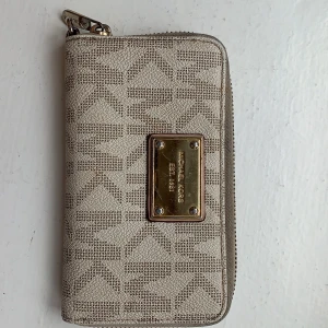 Plånbok från Mikeal kors - Plånbok från Mikeal kors i bra skick för 150kr pluss frakt