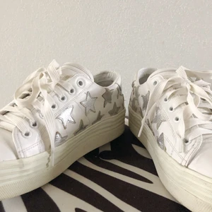 Saint Laurent sneakers - Säljer mina Saint Laurent skor som tyvärr är försmå för mig. Storleken är 38. Nypris ca 5500kr. Kan gå ner i pris vid snabb affär. Skriv för mer bilder och info🥰