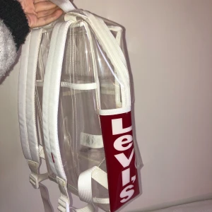 Levis limited edition transparent backpack - Genomskinlig Levis ryggsäck använd max 5 gånger. Köptes i USA på ett Levi’s store när dom hade en transparent kollektion. Bud från 150kr, fraktas eller hämtas i Uppsala.