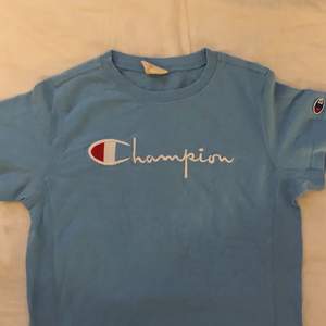 snygg ljusblå champion t-shirt i fint skick 🌸 frakt 42kr eller möts upp, samfraktar gärna så kika mina andra annonser!! 