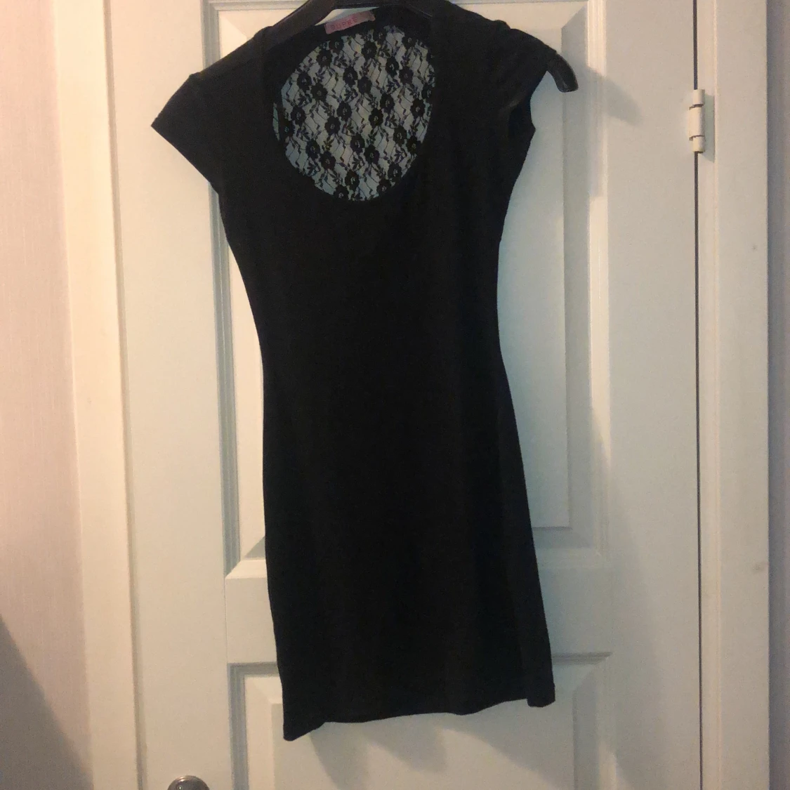 Klänning med spets i ryggen - 90