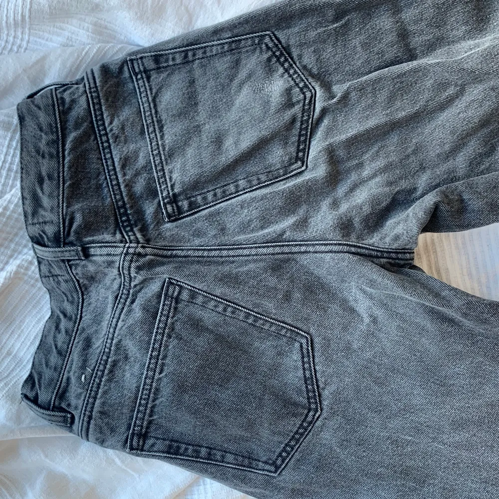 Säljer ett par gråa jeans ifrån & otiet stories. Ser mörkare ut på bilden är vad dem egentligen är. Är i gott skick! Kan mötas upp eller så står köparen för frakten!. Jeans & Byxor.