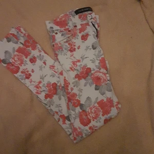 Armani jeans  - Skinny riktiga Armani jeans, ganska bra skick. Säljer för de är alldeles för små                                                       Kan mötas i Uppsala om inte blir det +50 kr frakt💖 Betalning sker via swish!