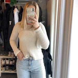 Stickad tröja med glitter - Säljer denna fina stickade tröjan med guld/glitter trådar i, från Hollister🤍  en tunnare vit stickad tröja. Köparen står för frakten & betalning sker via swish. 