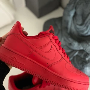 Nike Air Force 1 Röda  - Stlk 38, nypris: 1600, använda fåtal gånger 
