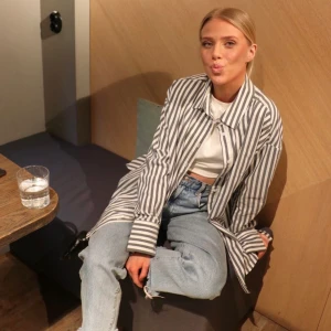 Blå randig skjorta - Frakt tillkommer 63kr