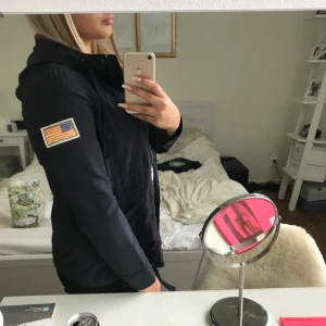 Svea vårjacka  - Vårjacka i perfekt skick, använd ett par gånger, storlek XS. kommer ej ihåg vad jag köpte den för men säljer den för 350kr. 