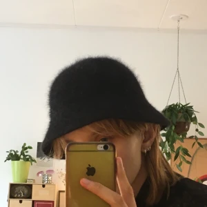 Mysig svart mössa/hatt! - Möter helst upp i Sthlm, men kan frakta också. Köpte begagnad, vet ej ursprung🐛
