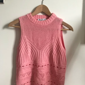 Rosa topp från Zara, strl M - Så fin stickad topp från Zara i strl M! För stor över bysten på mig då så tycker den inte sitter så fint på mig :( endast testad!!
