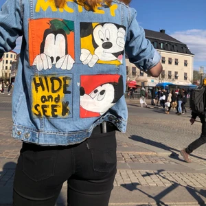 Vintage Jeansjacka Handmålad  - Skitsnygg jeansjacka med Mickey Mouse design✨ Köpt på instagram av duktiga @fashionbylangen 💫💗Använd fåtal gånger, säljer pga för liten för mig nu. 