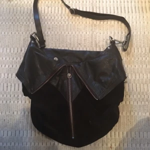  - Tiger of sweden väska som kan användas på två olika sätt (i lång modell och i en kortare variant) axelremmarna går att länga samt förkorta! 