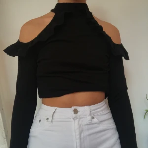 Stickad tröja - Ursnygg unik stickad tröja köpt i Ungern. Säljer då jag inte använder den längre. Hör av er privat vid frågor. Frakt tillkommer. Visas på en S men passar även xs 