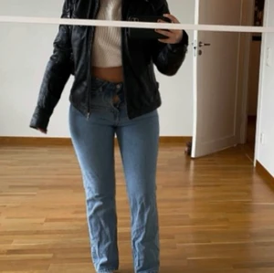 Blåa Straight leg från weekday - Swipa för tydligare bilder på passformen! Köpta hösten 2019, använda några fåtal gånger. Jag får inte på dragkedjan enda upp nu ett år efter eftersom dem är för små för mig i höfterna (Inte fel på själva dragkedjan) original pris: 500 högsta bud just nu: 200 kr