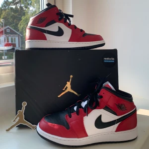 Jordan 1 mid Chicago black toe - Sälgar mina Jordan 1 i storlek EU 40. Köpta på redstock och är andvända ett 10 tal gånger. Ser ut som nya och är i superfint skick. Lådan tillkommer med klistermärket. Möter hälsat upp köparen i Stockholms området men kan skicka på post men då betalar köparen för frakten. Budet börgar på 1600kr men hade gärna sålt dom för mer. Om ni vill ha fler bilder är de bara att kontakta och skorna är äkta och inga fake😊❤️