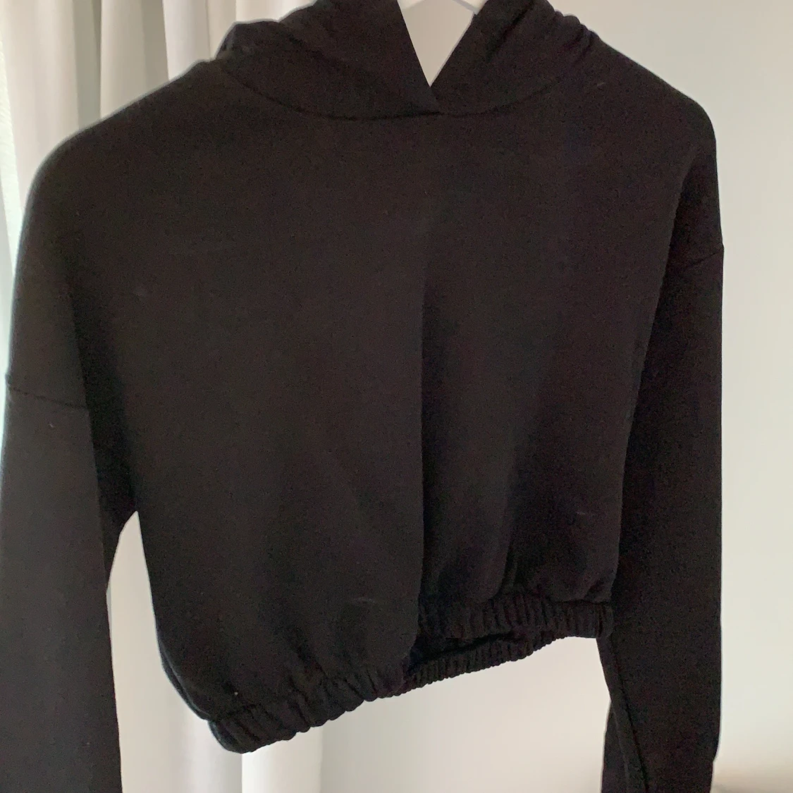 croppad hoddie från Nelly 