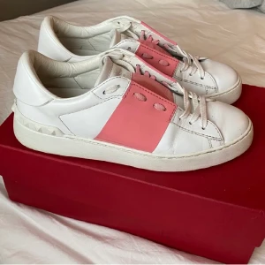 Valentino Garavani Open Sneaker - Skor från Valentino i storlek 37, använda men i mkt fint skick! Box, dustbag och allt i bilden ingår!! Kan fixa fler bilder om det behövs