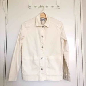  - superfin och oanvänd jeansjacka i rak och fin modell ✨💕 hämtas i stockholm eller skickas via post (då står köparen för frakten) 🌟🌱