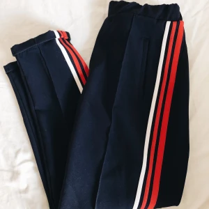 Skön byxa storlek S. 60kr - Coola byxor som passar både till vardags och till festligare tillfällen. Storlek S. 60 kr. Köparen står för frakt! 