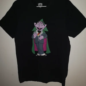 Kaws Vampire Tee Size S/M - En väldigt sällsynt Kaws tröja! Kan användas av både killar och tjejer. Sitter som S/M. Bud kan även läggas av flera intresserade. Cond 9/10!