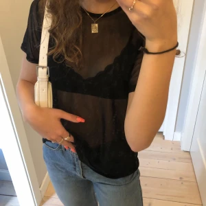 mesh t-shirt - cool mesh t-shirt från nelly! går att styla på många olika sätt beroende på vad man väljer att ha under! fint skick i storlek xs ✨✨