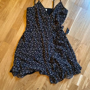 Blommig klänning i storlek s - En fin blommig klänning i storlek s. Säljs för 200kr utan frakt