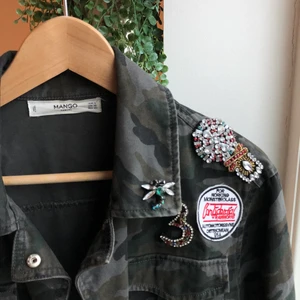 Militär jacka - Säljer denna fina militär jacka med snygga detaljer från Mango. Använd några gånger men i väldigt bra skick. 🧚🏽‍♀️💓