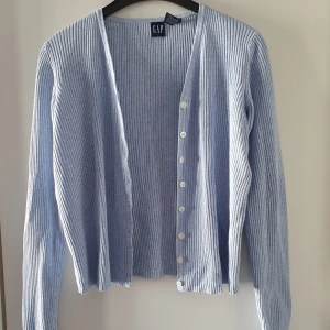 Vintage stickad kofta - Vintage himmelsblå ribbstickad kofta i storlek S. Frakostnad blir 69kr.