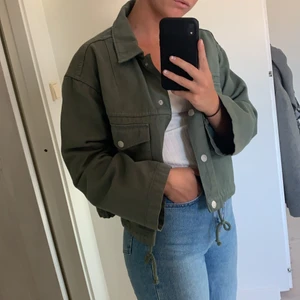 Grön jacka - Grön jättefin jacka från weekday som tyvärr inte kommer till användning!! 😫 den är i storlek S. Köparen står för frakten🥰