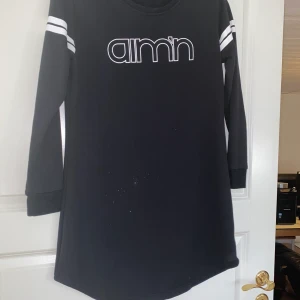 Aimn klänning - Säljer en aimn klänning i svart som knappt är använd! Superskön! Nej den är inte fläckig utan min telefon som skitig😂