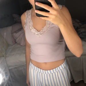 Lila spets linne - Säljer detta lila spets linne som inte kom till abdvändning! Super skönt och stretchigt! Det är rubbat med lila spets💜🙌🏾 kan mötas upp elr frakta(köparen står för frakten) 