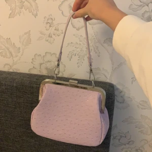 Väska - Helt ny väska köpt nå NA-KD för 349kr. Säljer då jag har för många väskor😜