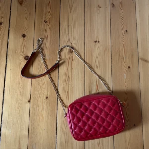 Röd väska  - Frakt 55kr