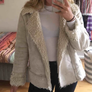  - En najs ”fårskinns” jacka. Inte äkta men varm ändå :))  passar XS/S/M beror väll lite på hur man vill att den ska sitta 🐑🐑🐑🐑🐑 köparen betalar för frakt   