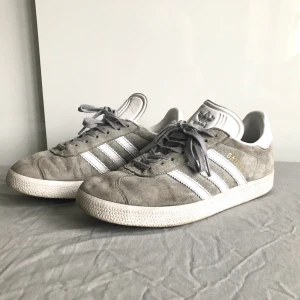 Adidas Gezelle - Säljer dessa #adidas #gezelle #sneakers  då jag aldrig änvänder dem. Fint skick men en liten defekt på ena skons baksidan. Bor i Uppsala och kan mötas upp här, alternativt i Stockholm om tillfälle passar oss båda. Kan självklart skicka men köparen betalar frakt. Frågor? Skicka ett meddelande :)