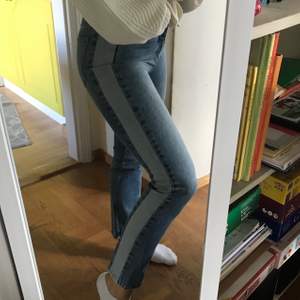 Jeans från NAKD, storlek 36. Har en liten slitning bredvid bakfickan men knappt att det syns! 50 kr + frakt ✨