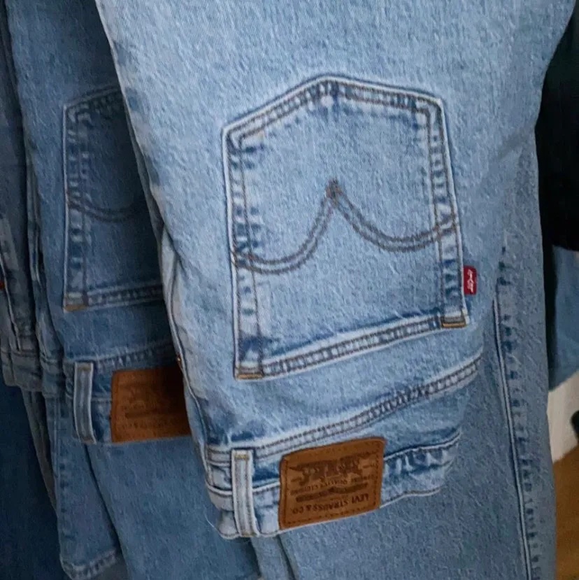 Säljer dessa assnygga Levis jeans från Zalando, köptes för 1200 kr💕 storlek w27 å passar bra i längden för mig som är 164. Jeans & Byxor.