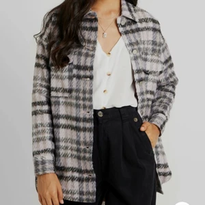 Kappa från missguided  - Fin kappa perfekt till hösten. Den är mer rosa i verkligheten så jag kan skicka egna bilder om det önskas. Den är från missguided TALL så lite längre modell! 