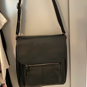 svart väska - en snygg väska i svart 💕 har använts ett par gånger men är i princip i nyskick 