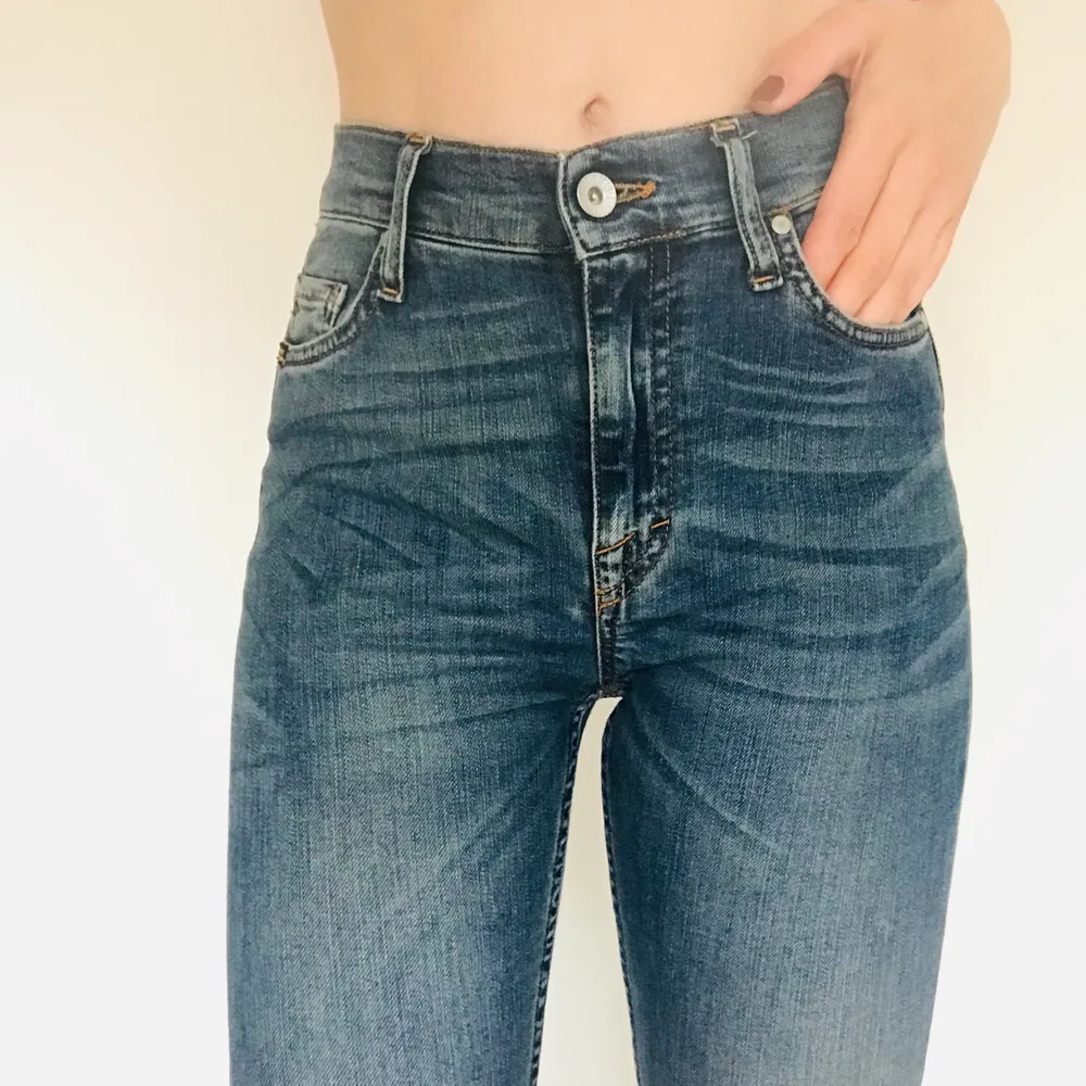 Jeans från Tiger of Sweden i modellen Kelly🐯 Storleken är 26 och innerbenslängden 74cm. Fyra i inköp så gör ett fynd💁🏼‍♀️ Mycket fint skick. Frakt 44kr💌. Jeans & Byxor.