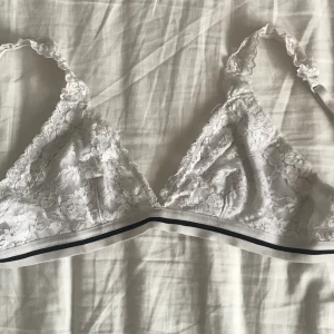 Bralette  - Såå fin bralette från Lindex, skitsnygga band som sitter fint under ett linne☺️