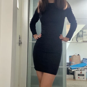 tight svart klänning  - Tight svart klänning med en rand av svart krokodilmönster i mitten. Den är i bra skick, säljer då den är lite stor för mig. 