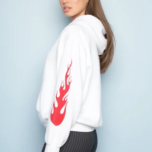 Hoodie - Supersnygg vit Hoodie med flammor på ärmarna från Brandy Melville. Knappt använd. Det är one size fits all, jag är vanligtvis S och den sitter jättebra :) 