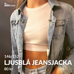 Ljusblå sweatshirt - Trots den är liten i storlek så är passformen perfekt för någon som är Xs/S