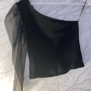 Top med en arm - Jätte söt top från pill and bear. Använd  några gånger. Bra skick 120 inkl frakt