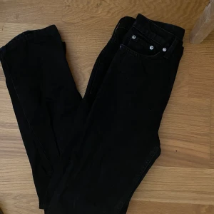 Weekday jeans - Ett par svarta raka jeans från weekday. Modellen heter voyage, nypris är 500 kr. Köparen står för frakt.😊