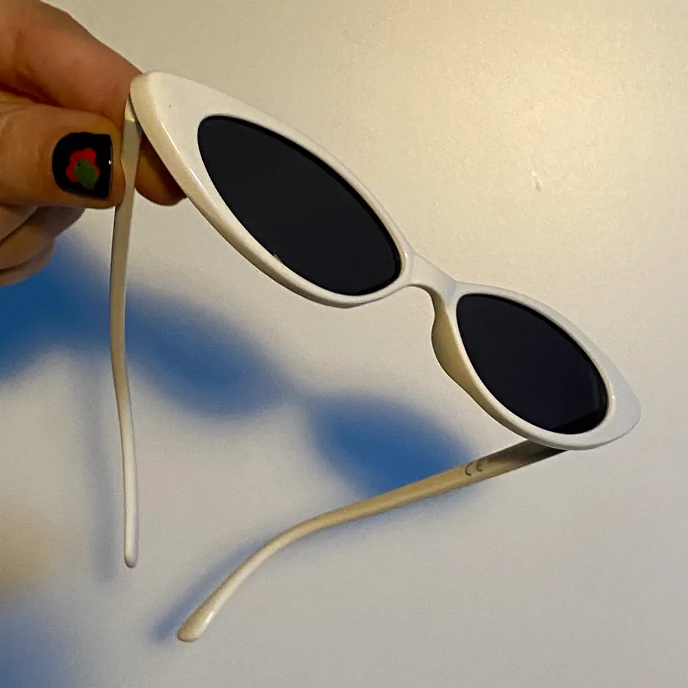 Smala cat-eye glasögon som bara är använda ett par gånger. Passar till i princip alla kläder men blockerar inte så mycket solljus eftersom de är så smala. . Accessoarer.