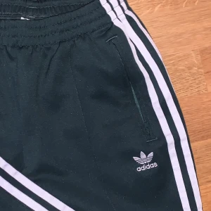 Adidas Pants  - Ett par gröna adidas byxor dam i storlek 34/s säljer pga växt ur dom.