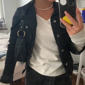 Jeans jacka  - Snygg jeans jacka använd endast en gång💗💗 säljer pågrund av att det blivit för liten
